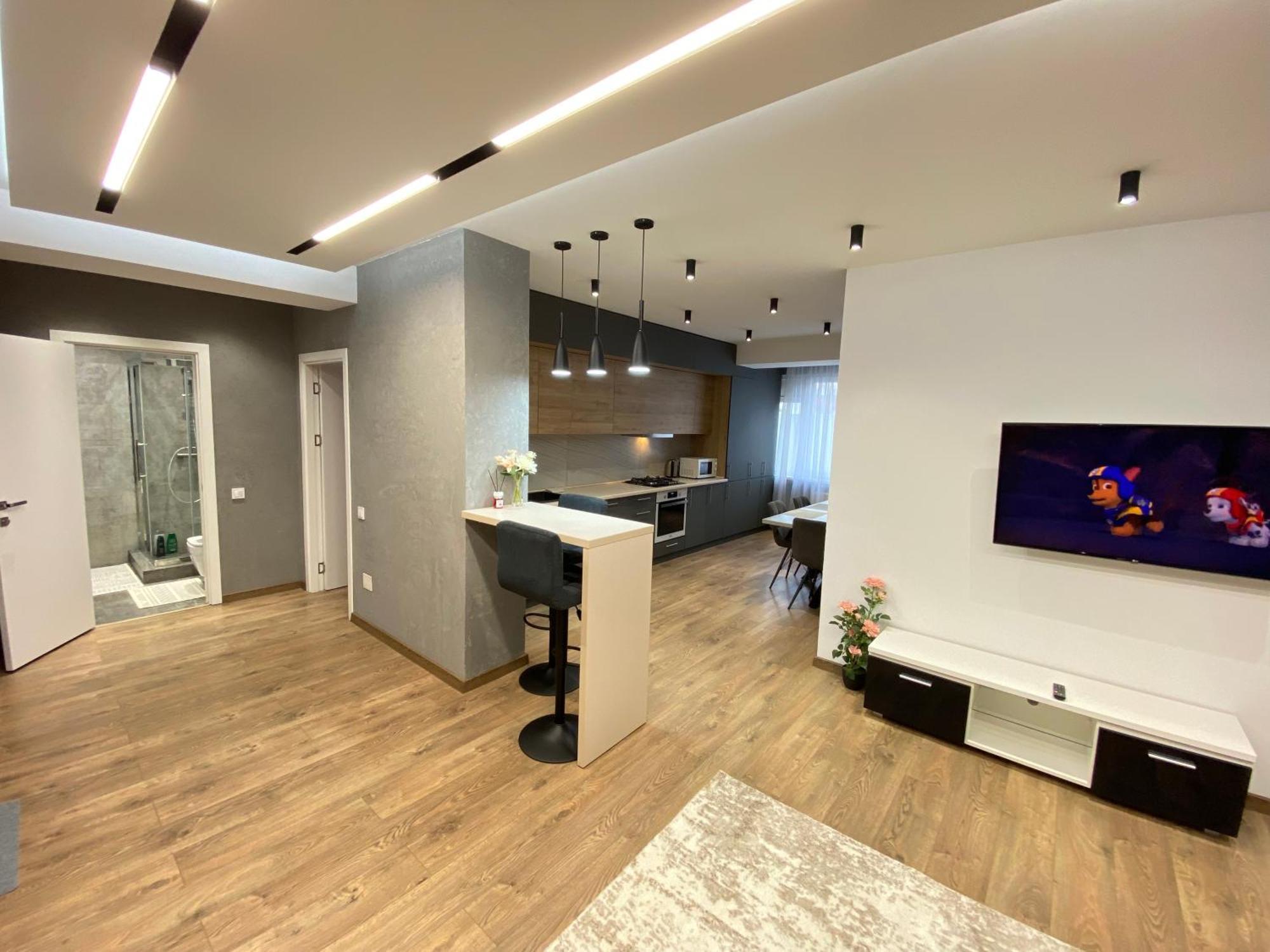 Rentnow Large And Cozy Apartment In The Center, Parking 키시나우 외부 사진
