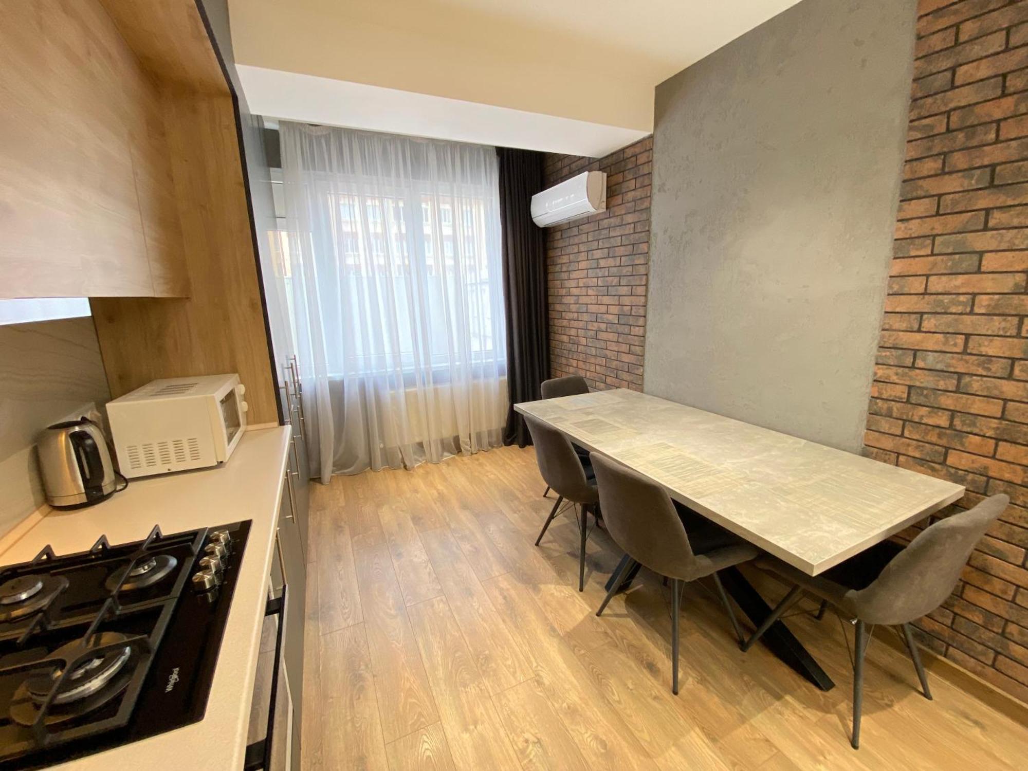Rentnow Large And Cozy Apartment In The Center, Parking 키시나우 외부 사진