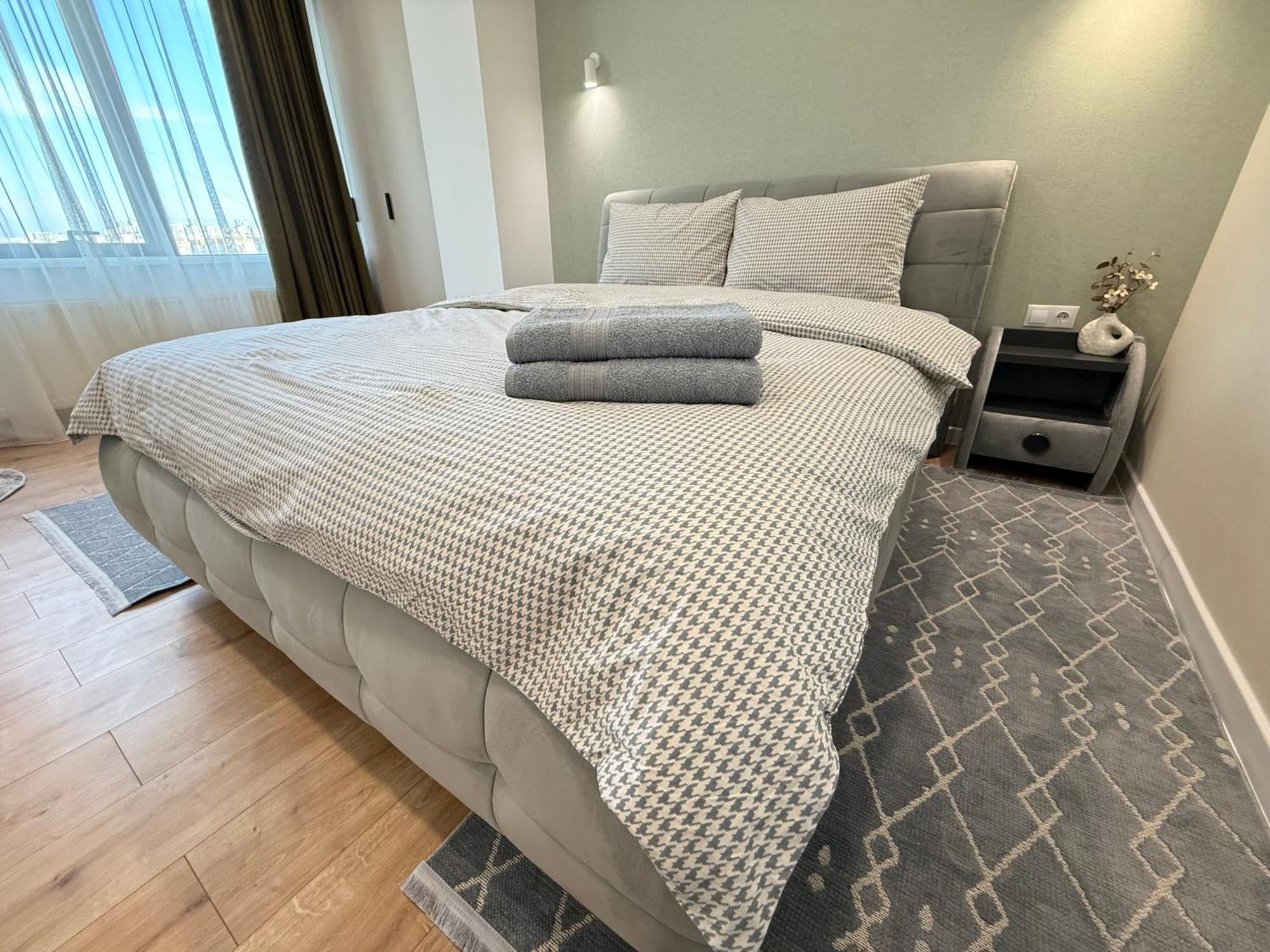 Rentnow Large And Cozy Apartment In The Center, Parking 키시나우 외부 사진
