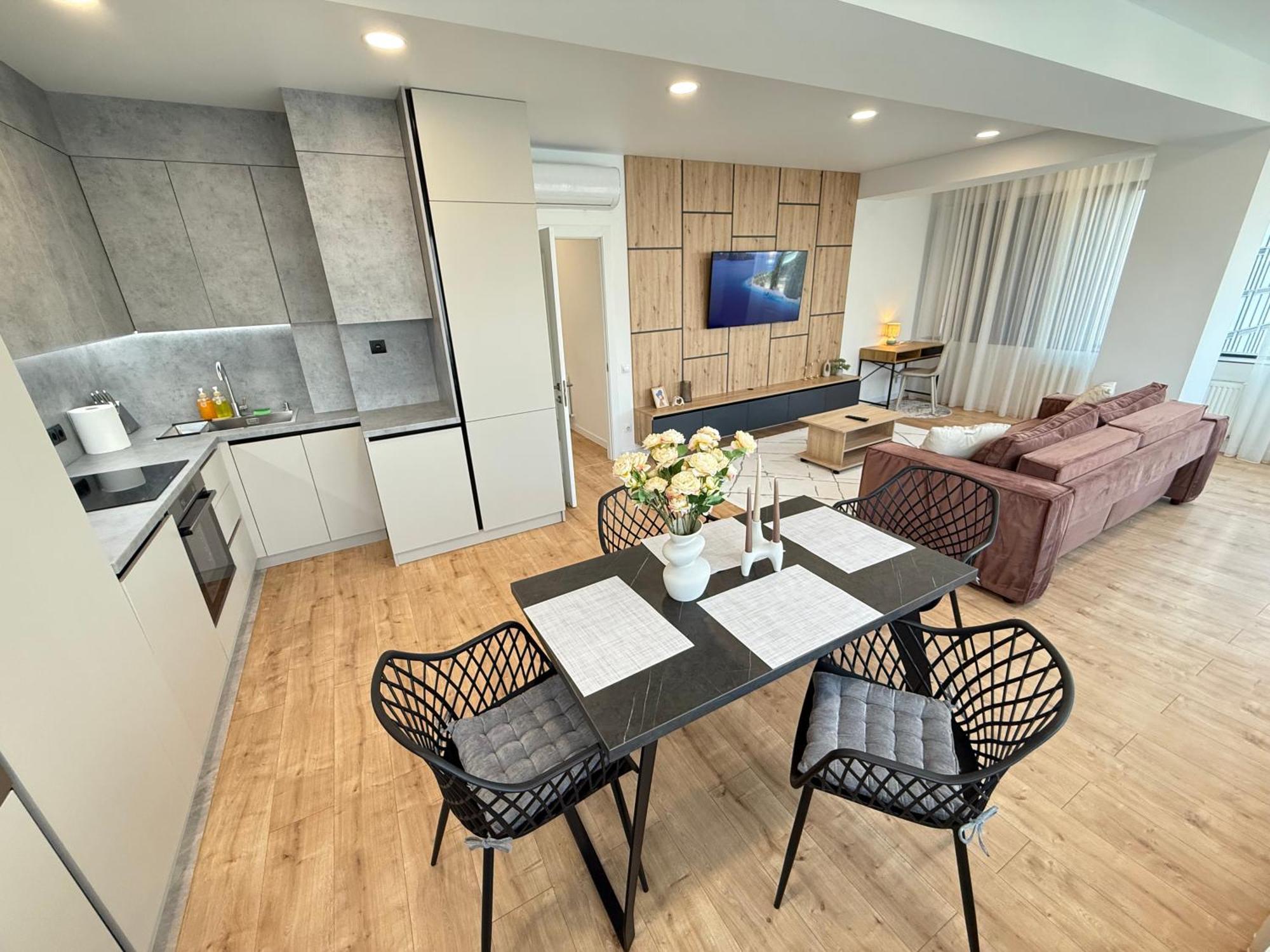 Rentnow Large And Cozy Apartment In The Center, Parking 키시나우 외부 사진